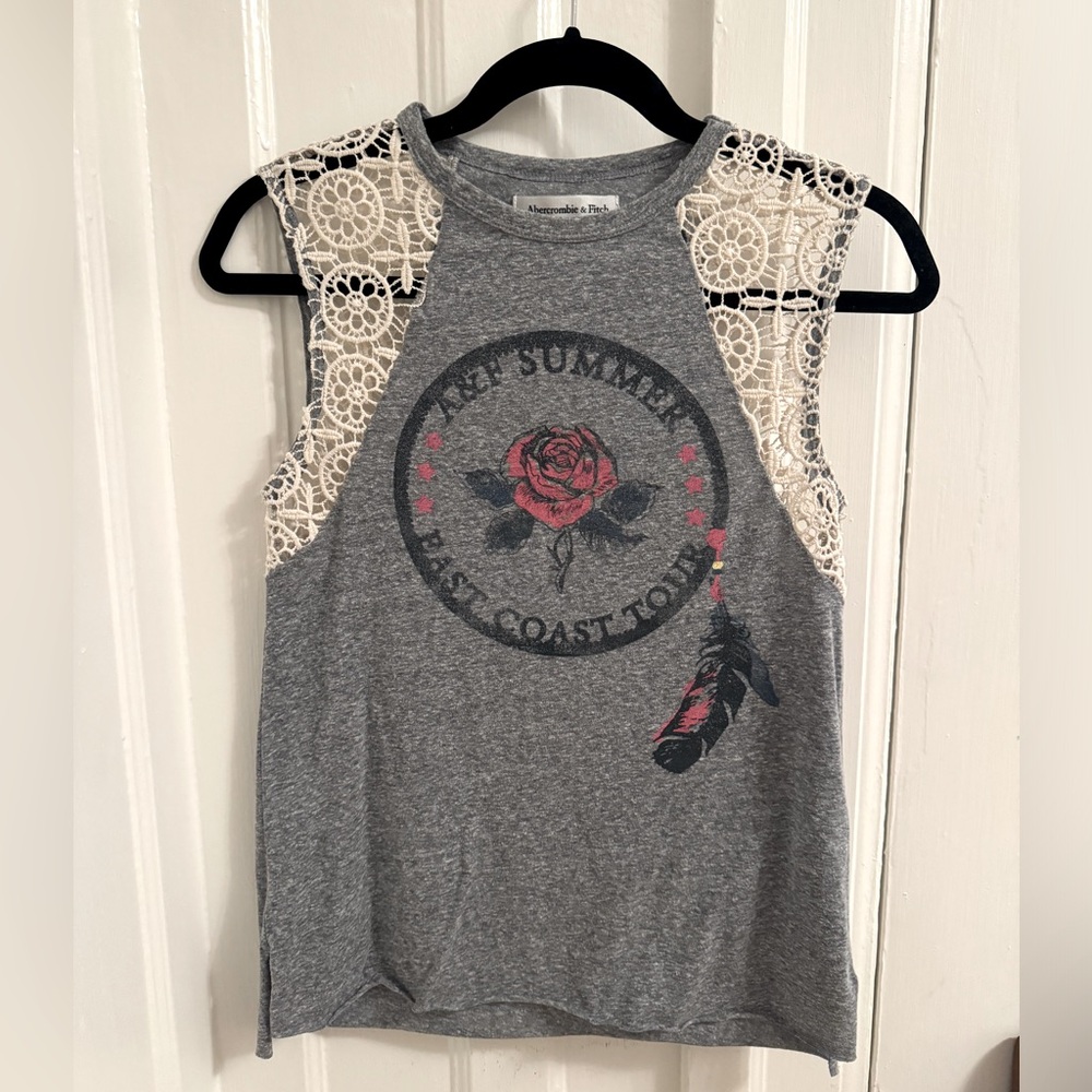 Cute XS A&F gray top with flowers - Picture 1 of 2